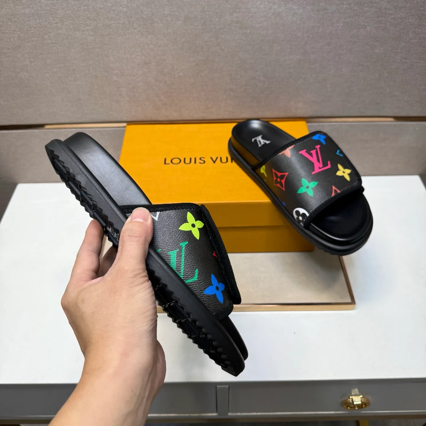 ⬛️Men's shoes 💰p320 [LV～] Men's casual slippers 2025z cabinet sales simultaneously 🔶Size: 38-44 #️⃣ 🔷2 colors🔜The upper is made of multi-material splicing➕Genuine leather lining, comfortable and breathable, sole: original comfortable and wear-resistant outsole, ⚠️Real shot📱Photographed🎬The real thing is better📢📢📢